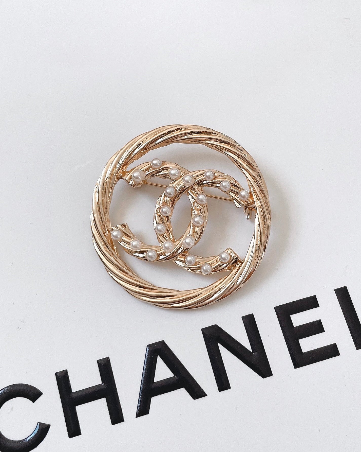 Elegant Gold Plated Round Brooch with Imitation Pearls,Vintage-Inspired Fashion Pin for Women