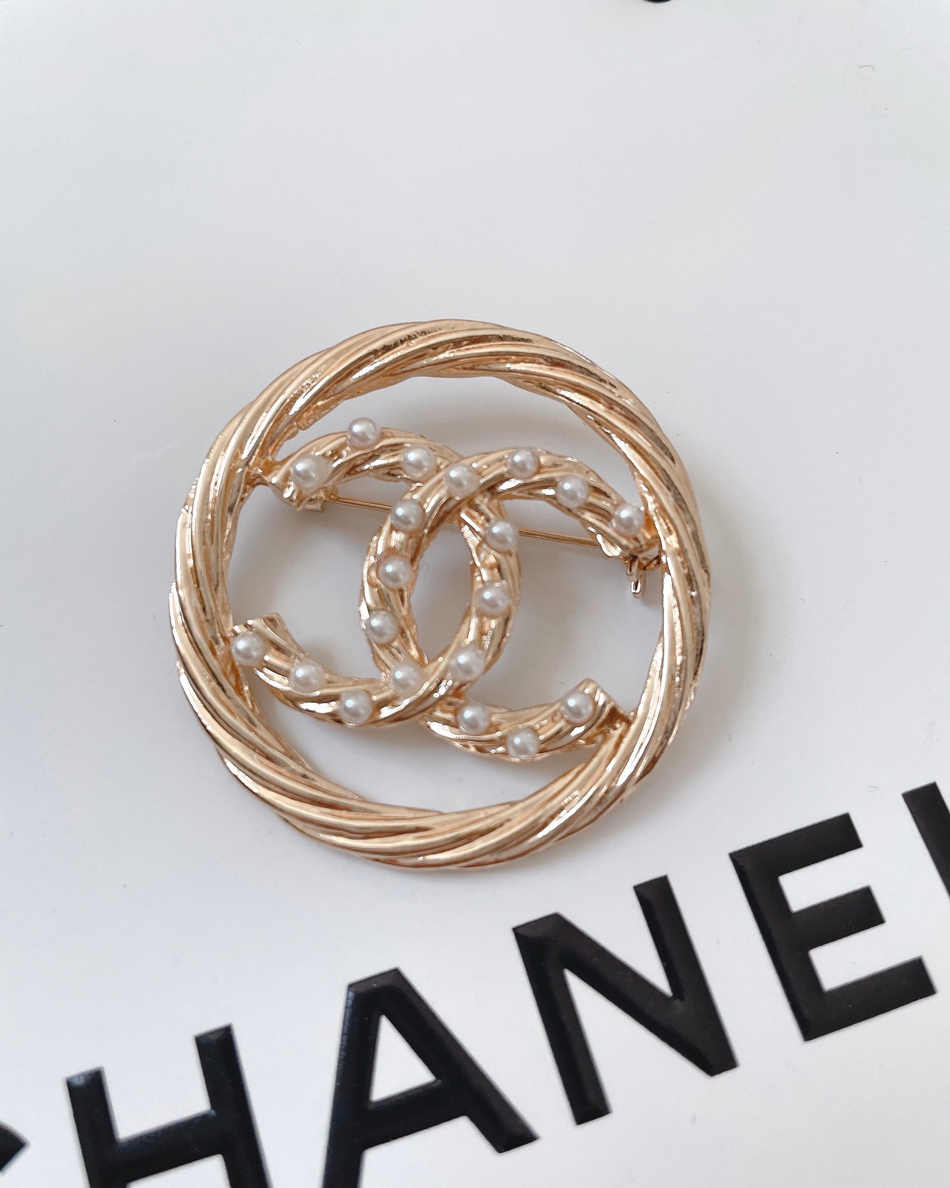 Elegant Gold Plated Round Brooch with Imitation Pearls,Vintage-Inspired Fashion Pin for Women