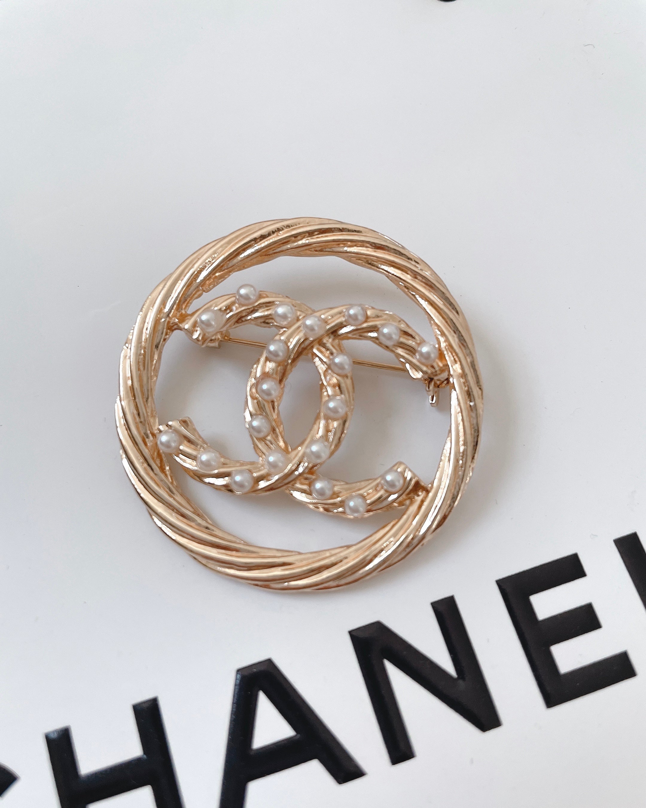 Elegant Gold Plated Round Brooch with Imitation Pearls,Vintage-Inspired Fashion Pin for Women