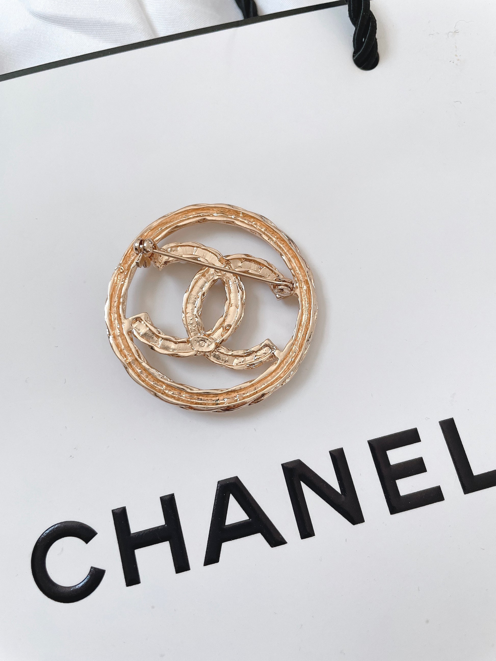 Elegant Gold Plated Round Brooch with Imitation Pearls,Vintage-Inspired Fashion Pin for Women