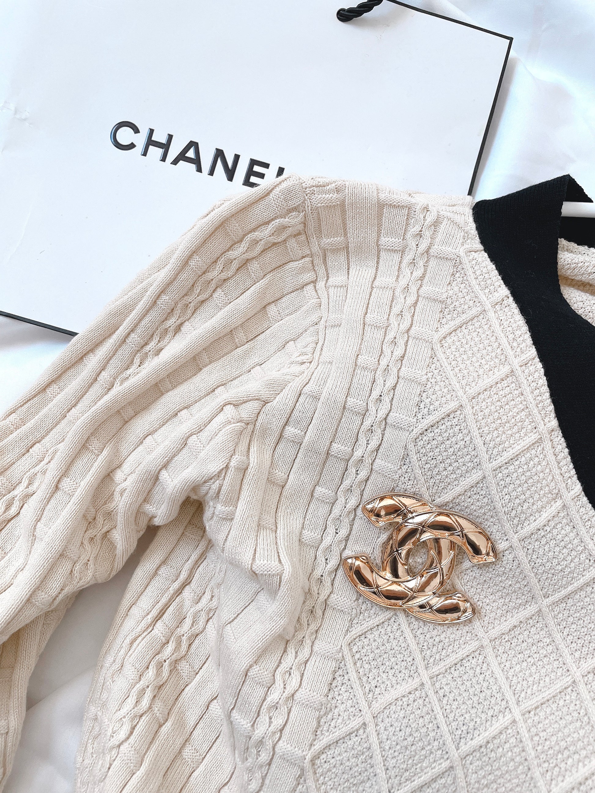 Gold Plated Brooch Quilted Texture,Vintage-Inspired Fashion Pin for Women