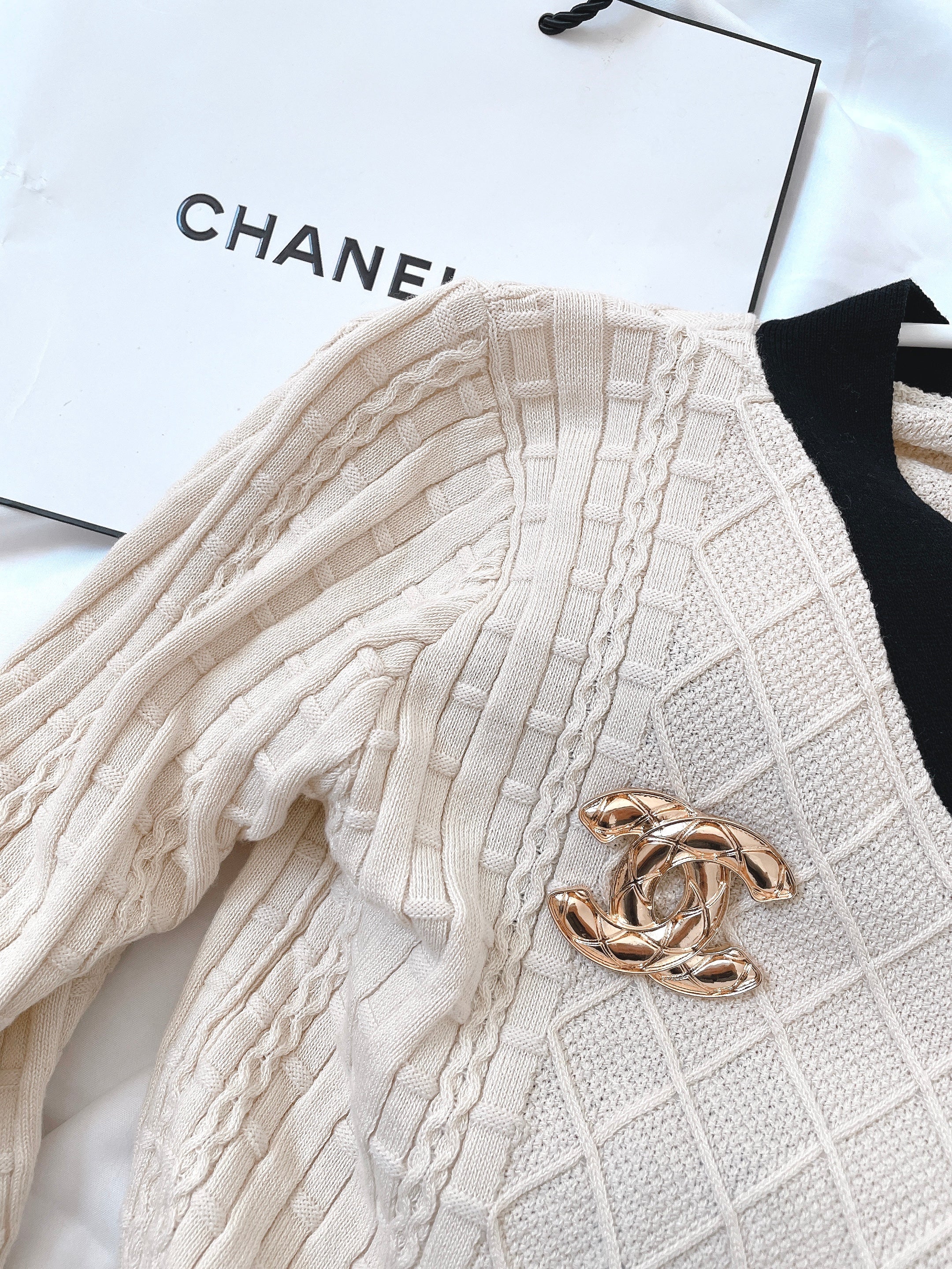 Gold Plated Brooch Quilted Texture,Vintage-Inspired Fashion Pin for Women