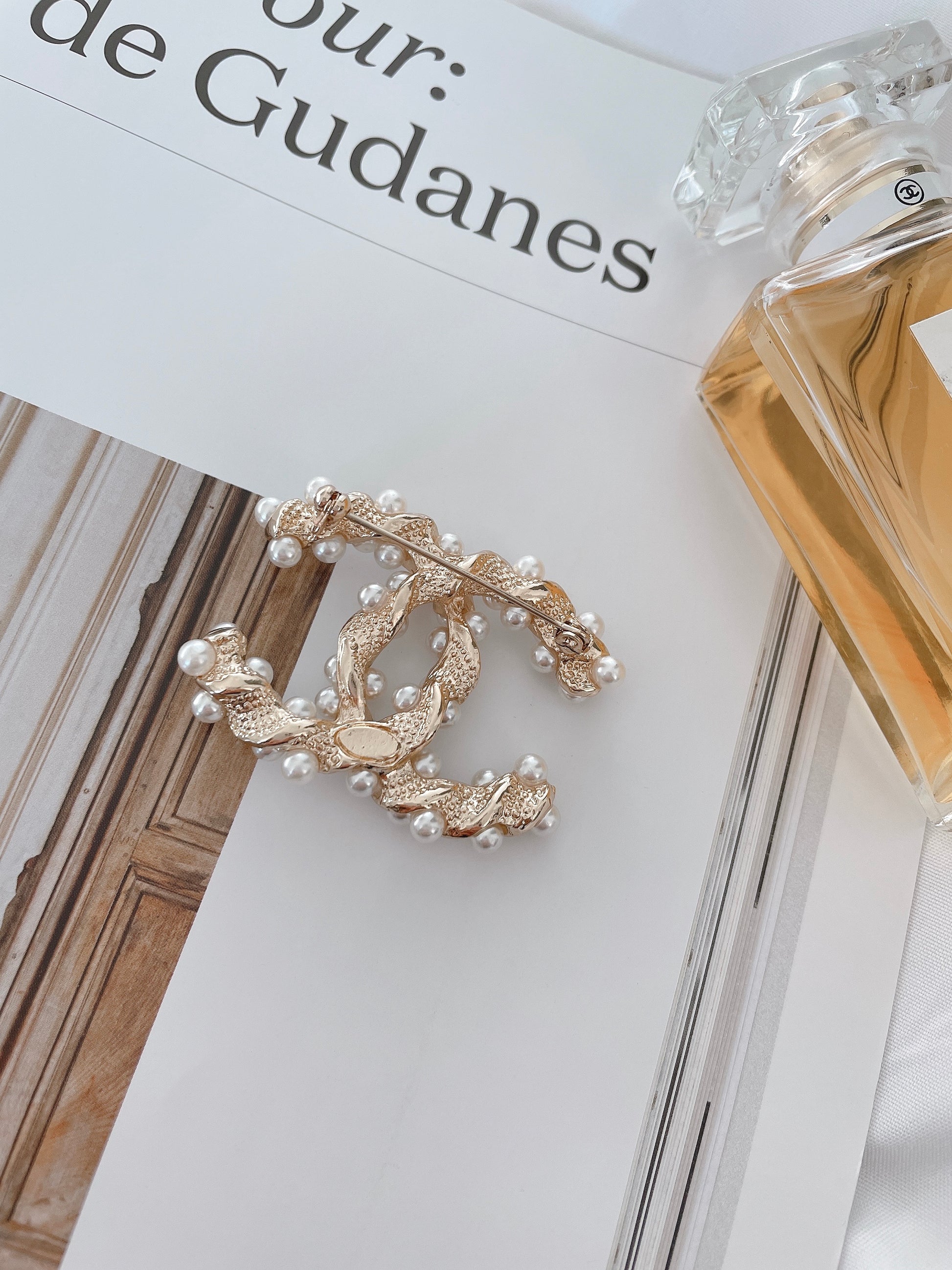 Elegant Gold Plated Imitation Pearls Brooch,Vintage-Inspired Fashion Pin for Women