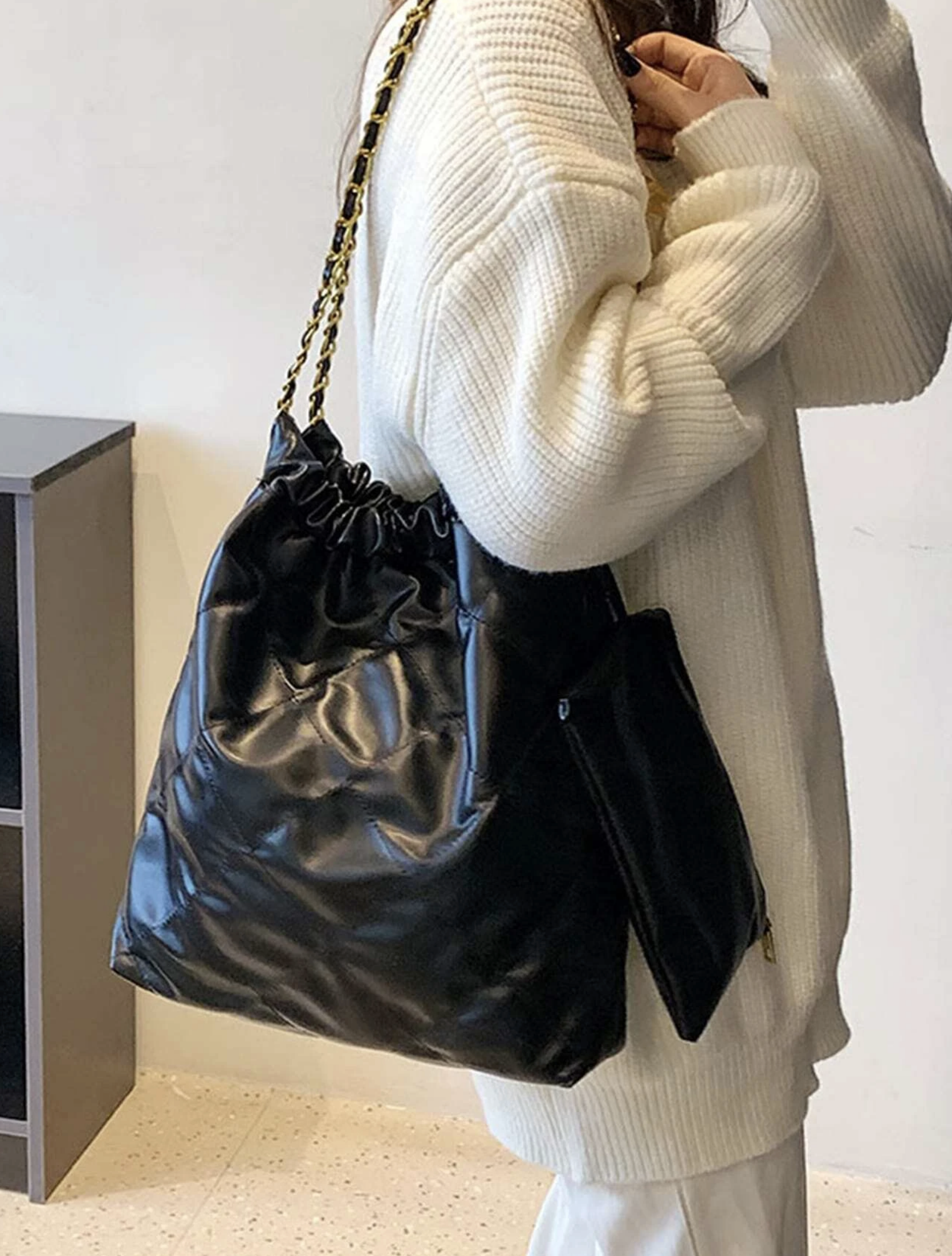 Vegan Leather 22 Chain Shoulder Bag – Chic Quilted Crossbody Purse with Gold Chain Strap